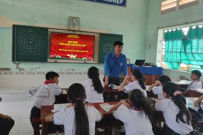 HỘI ĐỒNG ĐỘI XÃ VĨNH PHONG PHỐI HỢP LIÊN ĐỘI THCS VĨNH PHONG 2 TỔ CHỨC HOẠT ĐỘNG HƯỚNG NGHIỆP CHO ĐỘI VIÊN LỚN
