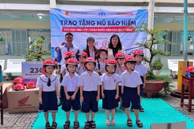 HONDA  VIỆT NAM TRAO TẶNG MŨ BẢO HIỂM CHO HỌC SINH LỚP 1