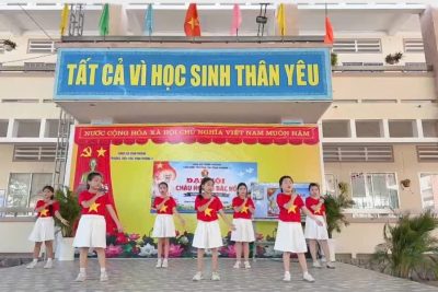 IÊN ĐỘI TRƯỜNG TIỂU HỌC VĨNH PHONG 2 RA MẮT MÔ HÌNH CÂU LẠC BỘ VĂN NGHỆ