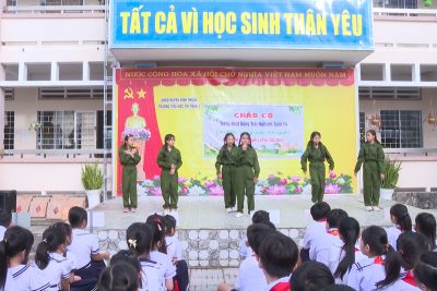 Liên đội trường tiểu học Thị Trấn 1 tổ chức chào cờ trong hoạt động trải nghiệm tuần 14 với chủ điểm “Uống nước nhớ nguồn” Chào mừng ngày thành lập Quân đội nhân dân Việt Nam 22/12 với chủ đề: “Em yêu chú bộ đội”