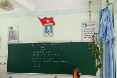 LIÊN ĐỘI TRƯỜNG TH THỊ TRẤN 1 DUY TRÌ PHONG TRÀO LỚP EM TREO ẢNH BÁC HỒ